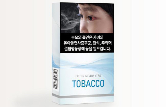 연말부터 국내에서 판매되는 담뱃갑에 의무적으로 부착해야 하는 흡연 경고그림의 시안 10종이 처음으로 공개됐다. 경고그림의 절반에는 흡연 폐해로 발생한 질병 부위를 한국인 모델을 사용해 촬영한 강도 높은 사진도 포함됐다. 보건복지부는 31일 서울 중구 달개비에서 '흡연 경고그림 전문가 자문위원회' 회의를 열고 흡연경고그림 시안 10종을 확정했다. 사진은 간접흡연으로 인한 어린이 건강 피해 이미지.